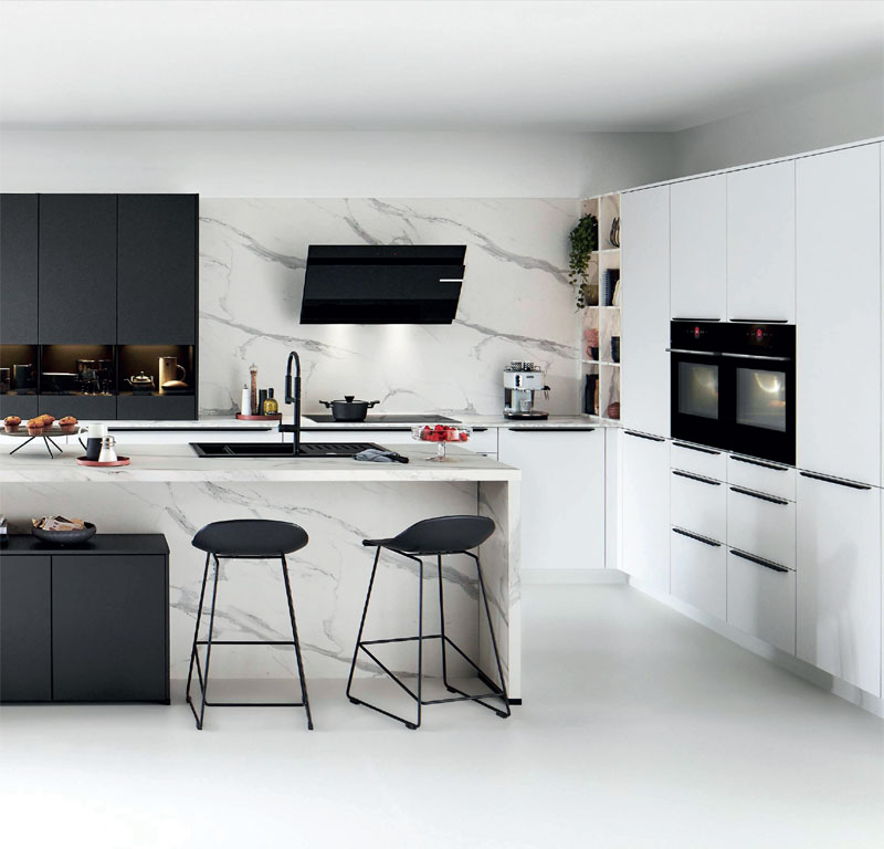 kueche u1 1 Moderne weiße Einbauküche mit Kochinsel und Sitzplätzen – Küchenstudio für Alzey