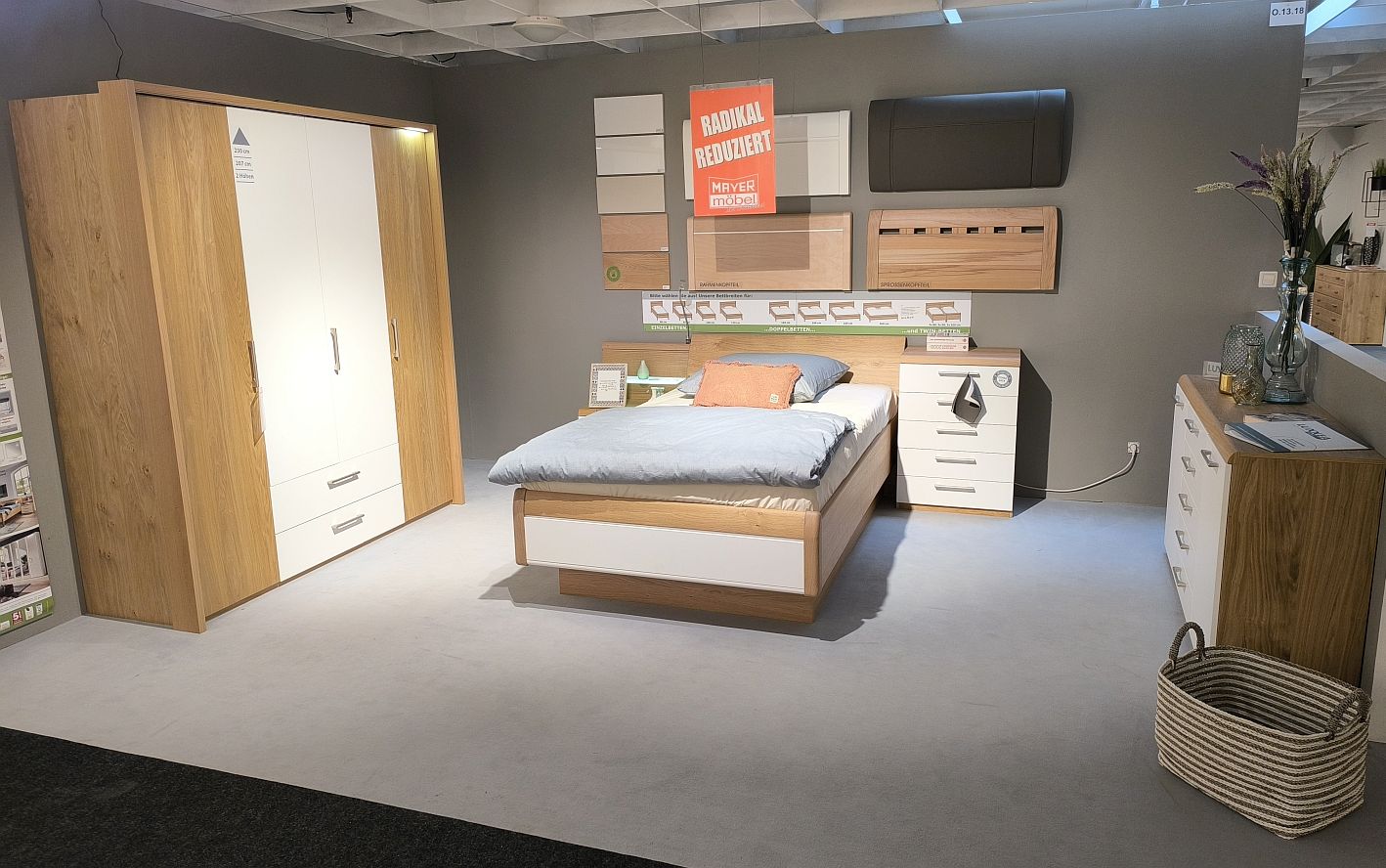 Schlafzimmer mit Bett und Kleiderschrank in der Ausstellung – Betten und Matratzen für Mainz bei Möbel Mayer