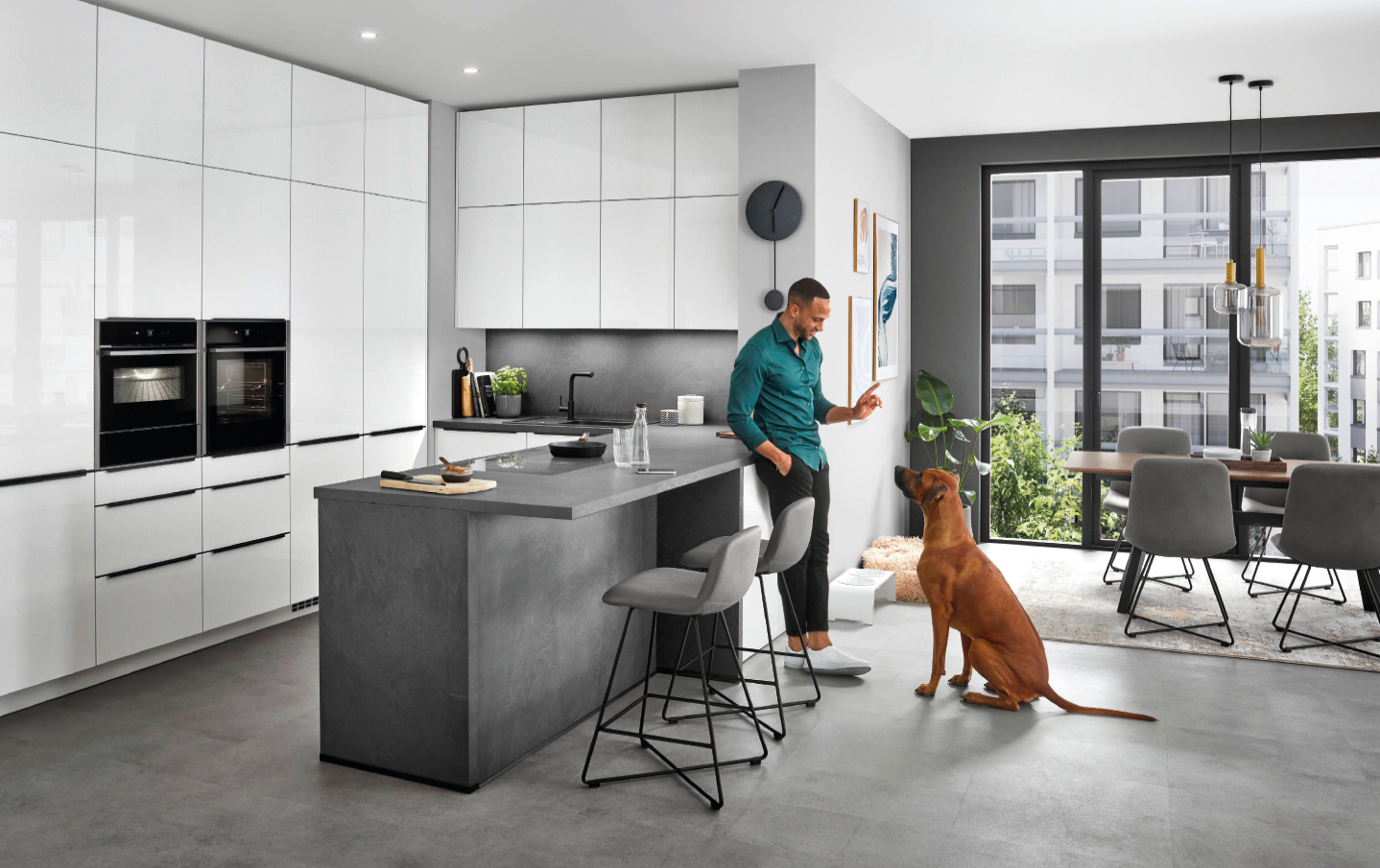 Moderne Einbauküche mit Kochinsel und Essbereich – Küchenstudio Möbel Mayer Bad Kreuznach