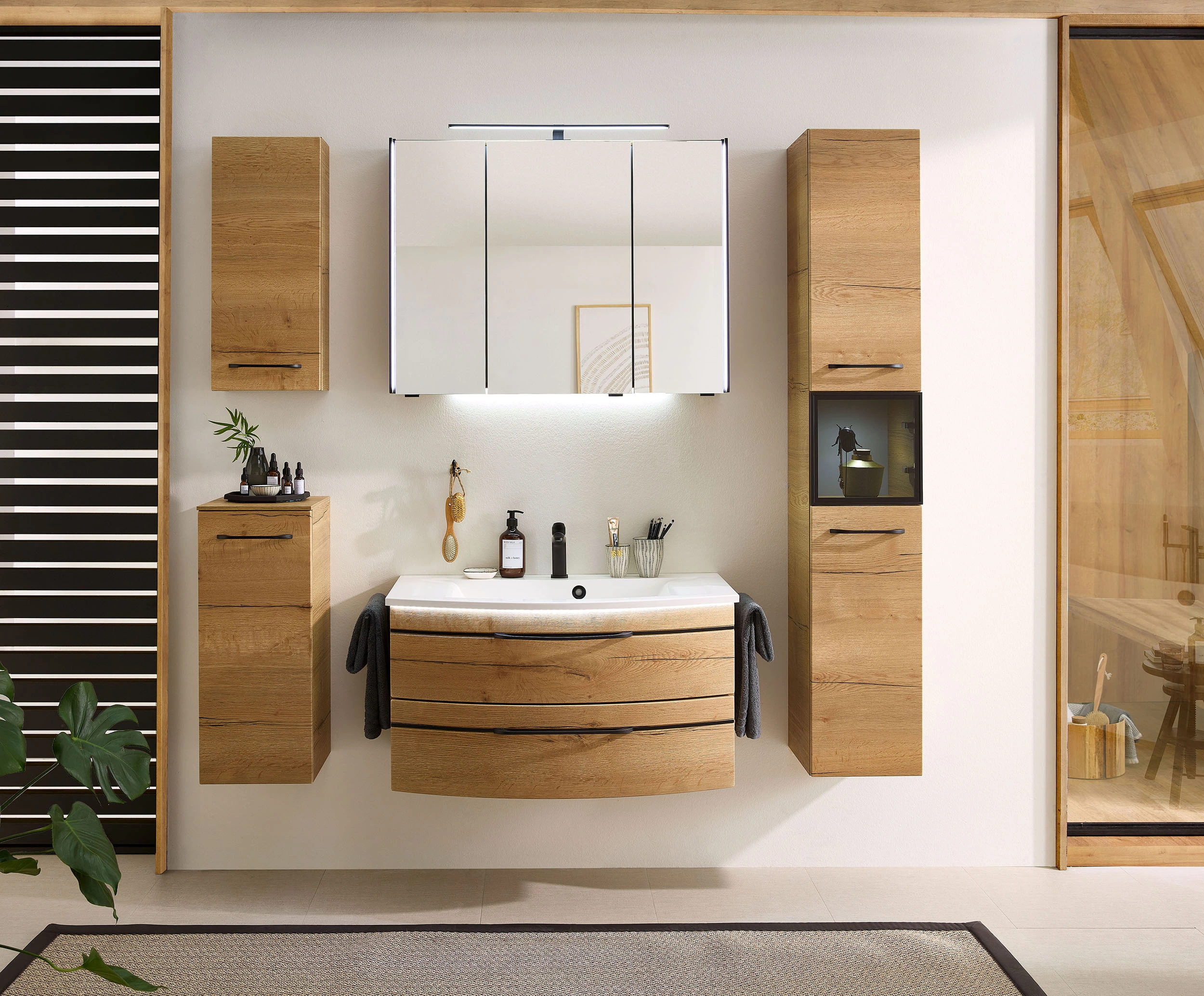 Badmöbel in Holzoptik mit Waschtisch, Spiegelschrank und Hochschränken – Möbel Mayer Bad Kreuznach