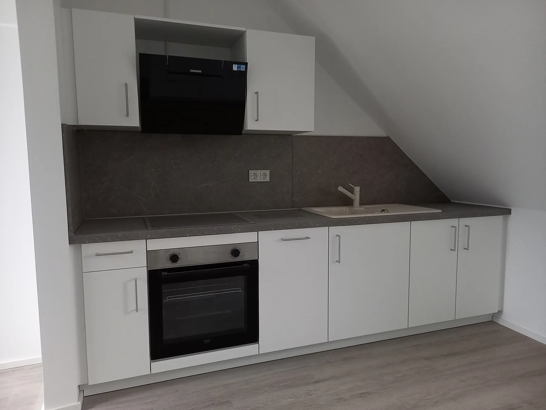 Objektküche in Wohnung 8 – linke Seitenansicht